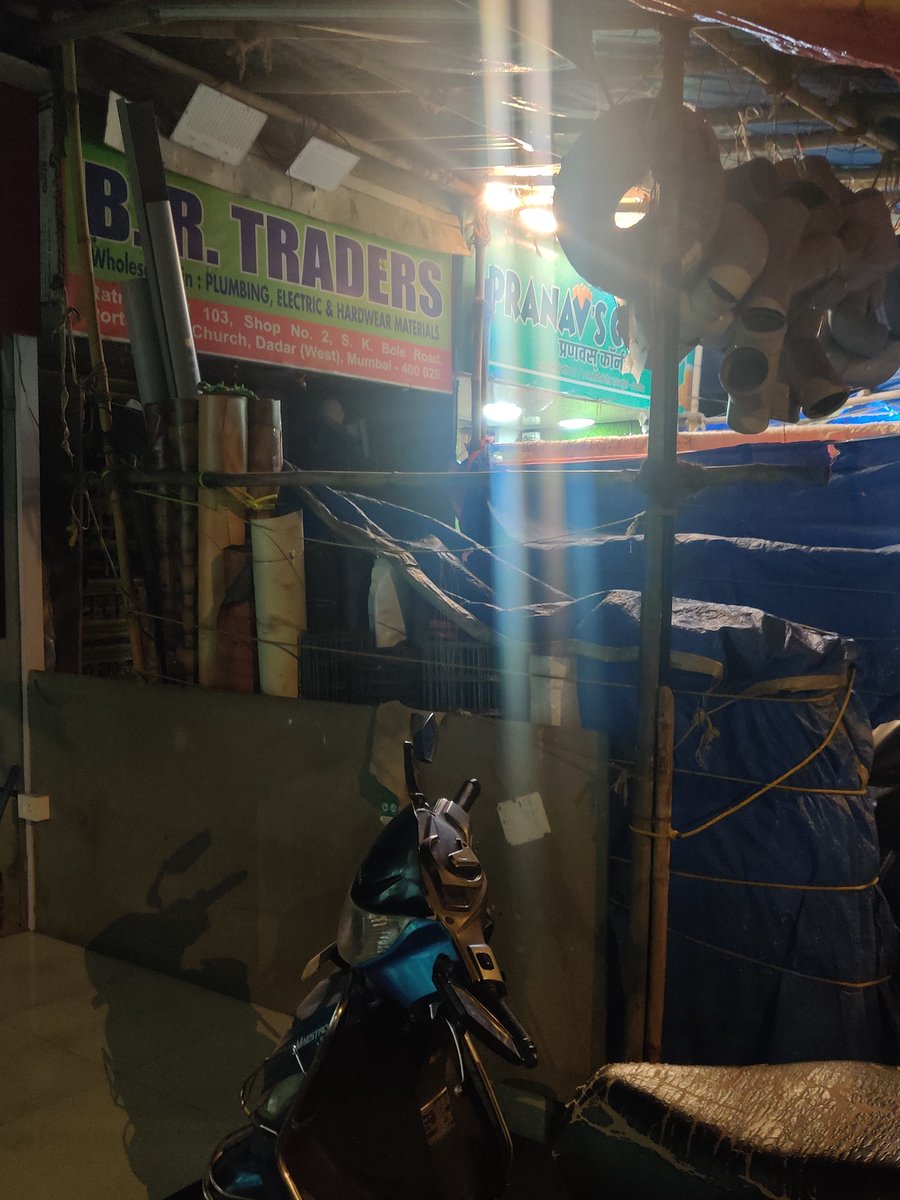 SumitNaik26's tweet photo. @mybmcWardGN @mybmc @IqbalSinghChah2 @mieknathshinde @PMOIndia @OfficeofUT @mumbaimatterz Today's images, when will this be acted on? He has kept all his material outside the shop 24/7 causing risk to our life. https://t.co/NVVbBBCjfE
