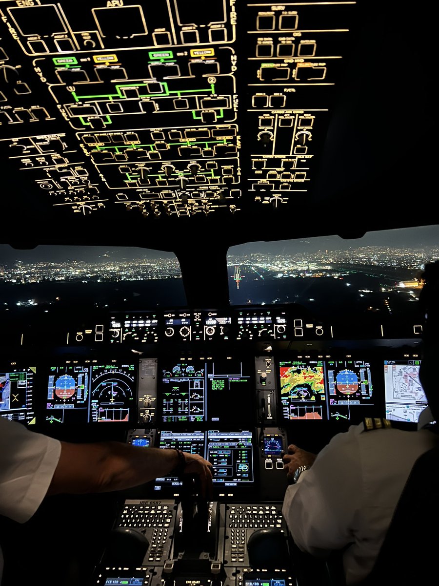 fjlopezm11's tweet photo. Mañana vuelo, y he buscado la matrícula de mi avión en FR: está en vuelo a una hora de tomar tierra en América. 
Tiene toda la noche aún para regresar y mañana lo acompañamos de nuevo al otro lado del Atlántico. 

Son máquinas increíbles. https://t.co/5J3lRJ8wk1