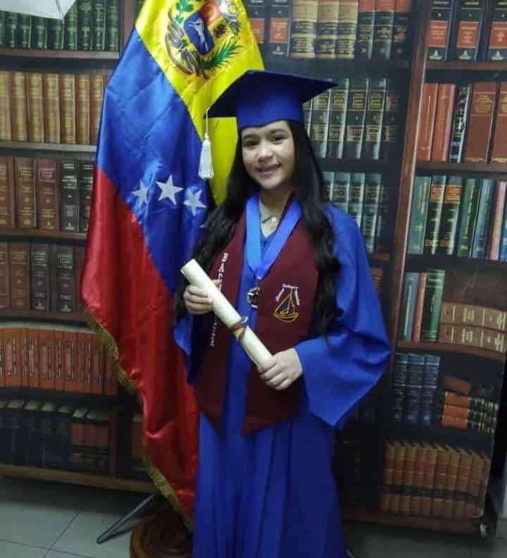 rcamachovzla's tweet photo. Investigan la muerte de la joven Nicole Olivero ocurrida en el 23 de enero
 https://t.co/GqjJrO0HJA

La muerte de Nicole Olivero, una joven de 18 años de edad, ha conmocionado a su comunidad y ha generado un gran dolor en su familia y amigos. La joven falleció el 2 de octubre, presuntamente a causa de una sobredosis, luego de haber salido con un grupo de amigos.

Según relatan los familiares de Nicole, la joven salió la noche del 30 de septiembre con una amiga, Oriana Mendoza, con quien tenía una amistad de más de un año. Esa noche, Oriana dejó a su bebé con la hermana menor de Nicole para que lo cuidara. Alrededor de las 2:00am, Oriana llegó a la casa de Nicole a buscar al bebé y le dijo a la hermana que ella se había quedado tomando con unos amigos.

En la mañana, Nicole se comunicó con su madre y le dijo que iba a ir Oriana a buscar una ropa para ir a la playa y luego iban a ir a una fiesta en el Gimnasio Libertador, en la zona F del 23 de Enero, municipio Libertador. El día transcurrió normal, Nicole subió estados a WhatsApp camino a la playa y hablaba con su mamá.

La madrugada del 1 de octubre, Oriana llamó a Camila, la hermana menor de Nicole, y le dijo que iba a llevar a Nicole a la casa ya que se encontraba bajo los efectos del alcohol. Pasaron 6 minutos y nuevamente llamó Oriana a Camila diciéndole que bajara con otra persona ya que no se podía sostener. Luego de 3 minutos, Camila recibió otra llamada, pero esta vez para decirle que mejor no bajara, que se la iba a llevar a su casa.

Alrededor de las 10:03am, Camila recibe una llamada de Oriana donde le informa que Nicole estaba en el CDI de Sierra Maestra, en el 23 de enero, que le había ocurrido algo.

La familia de Nicole no pensó lo peor, pensaron que había sufrido una intoxicación o un accidente. Sin embargo, al llegar al CDI de Sierra Maestra, donde supuestamente habían llevado a Nicole, no tenían información sobre ella. La mamá de Nicole, Neomary Olivero, recordó que en la zona F hay otro CDI y se fue en moto taxi. Al llegar, se encontró con el cadáver de su hija. El personal de guardia del CDI solo informó que fue ingresada sin signos vitales y quienes la habían llevado se fueron del lugar. A los minutos, llegó Oriana llorando y pidiendo perdón a Neomary y a su amiga Nicole.

El caso está en manos del Cuerpo de Investigaciones Científicas, Penales y Criminalísticas, la familia de Nicole exige justicia y que se esclarezca lo sucedido. El cuerpo de Nicole no presentaba heridas visibles y se presume que murió a causa de una sobredosis. En el CDI, el cuerpo fue ingresado limpio y sin el traje de baño, lo que hace suponer que la llevaron a un lugar donde la bañaron antes de llevarla a ese recinto.

La mamá de Nicole, pide que el Ministerio Público inicie una investigación y hace un llamado a las autoridades: «Cuantas Nazareth Marín y cuantas Nicole Olivero tienen que pasar para que investiguen a los colectivos». En la Sede Nacional de Medicina y Ciencias Forense, ubicada en Bello Monte, municipio Baruta, tomaron muestras de sangre para realizar los exámenes toxicológicos y determinar qué sustancias estaban en el organismo de Nicole.

Trascendió que Nicole estaba saliendo con un hombre de 33 años de edad, se desconoce su identidad, pero Neomary, mamá de Nicole, lo señala como responsable del hecho y sería un miembro del colectivo Tres Raices que opera en el 23 de Enero.

Nicole Olivero, era una joven estudiante de Administración, trabajaba como asistente del despacho de un director nacional del Ministerio de Salud. Era muy querida por sus allegados y conocidos, tenía pensado emigrar de Venezuela y estaba tramitando su pasaporte para poder irse en el mes de enero. La muerte de Nicole ha dejado un gran vacío en su familia y amigos, quienes exigen justicia y que se esclarezca lo sucedido.