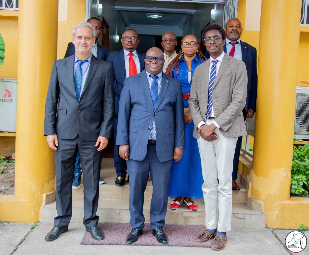 mamy_tshibangu's tweet photo. Le CN du P-DDRCS Tommy TAMBWE USHINDI a échangé dans son cabinet de travail avec la délégation du DDR  basée à New-York. Conduite par le chef de section du désarmement, démobilisation et réintégration du département des opérations de paix à NY, Thomas KONTOGEORGOS, accompagné de https://t.co/Srdg13WPRh