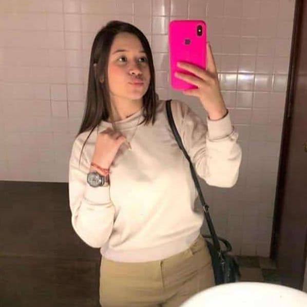 rcamachovzla's tweet photo. Investigan la muerte de la joven Nicole Olivero ocurrida en el 23 de enero
 https://t.co/GqjJrO0HJA

La muerte de Nicole Olivero, una joven de 18 años de edad, ha conmocionado a su comunidad y ha generado un gran dolor en su familia y amigos. La joven falleció el 2 de octubre, presuntamente a causa de una sobredosis, luego de haber salido con un grupo de amigos.

Según relatan los familiares de Nicole, la joven salió la noche del 30 de septiembre con una amiga, Oriana Mendoza, con quien tenía una amistad de más de un año. Esa noche, Oriana dejó a su bebé con la hermana menor de Nicole para que lo cuidara. Alrededor de las 2:00am, Oriana llegó a la casa de Nicole a buscar al bebé y le dijo a la hermana que ella se había quedado tomando con unos amigos.

En la mañana, Nicole se comunicó con su madre y le dijo que iba a ir Oriana a buscar una ropa para ir a la playa y luego iban a ir a una fiesta en el Gimnasio Libertador, en la zona F del 23 de Enero, municipio Libertador. El día transcurrió normal, Nicole subió estados a WhatsApp camino a la playa y hablaba con su mamá.

La madrugada del 1 de octubre, Oriana llamó a Camila, la hermana menor de Nicole, y le dijo que iba a llevar a Nicole a la casa ya que se encontraba bajo los efectos del alcohol. Pasaron 6 minutos y nuevamente llamó Oriana a Camila diciéndole que bajara con otra persona ya que no se podía sostener. Luego de 3 minutos, Camila recibió otra llamada, pero esta vez para decirle que mejor no bajara, que se la iba a llevar a su casa.

Alrededor de las 10:03am, Camila recibe una llamada de Oriana donde le informa que Nicole estaba en el CDI de Sierra Maestra, en el 23 de enero, que le había ocurrido algo.

La familia de Nicole no pensó lo peor, pensaron que había sufrido una intoxicación o un accidente. Sin embargo, al llegar al CDI de Sierra Maestra, donde supuestamente habían llevado a Nicole, no tenían información sobre ella. La mamá de Nicole, Neomary Olivero, recordó que en la zona F hay otro CDI y se fue en moto taxi. Al llegar, se encontró con el cadáver de su hija. El personal de guardia del CDI solo informó que fue ingresada sin signos vitales y quienes la habían llevado se fueron del lugar. A los minutos, llegó Oriana llorando y pidiendo perdón a Neomary y a su amiga Nicole.

El caso está en manos del Cuerpo de Investigaciones Científicas, Penales y Criminalísticas, la familia de Nicole exige justicia y que se esclarezca lo sucedido. El cuerpo de Nicole no presentaba heridas visibles y se presume que murió a causa de una sobredosis. En el CDI, el cuerpo fue ingresado limpio y sin el traje de baño, lo que hace suponer que la llevaron a un lugar donde la bañaron antes de llevarla a ese recinto.

La mamá de Nicole, pide que el Ministerio Público inicie una investigación y hace un llamado a las autoridades: «Cuantas Nazareth Marín y cuantas Nicole Olivero tienen que pasar para que investiguen a los colectivos». En la Sede Nacional de Medicina y Ciencias Forense, ubicada en Bello Monte, municipio Baruta, tomaron muestras de sangre para realizar los exámenes toxicológicos y determinar qué sustancias estaban en el organismo de Nicole.

Trascendió que Nicole estaba saliendo con un hombre de 33 años de edad, se desconoce su identidad, pero Neomary, mamá de Nicole, lo señala como responsable del hecho y sería un miembro del colectivo Tres Raices que opera en el 23 de Enero.

Nicole Olivero, era una joven estudiante de Administración, trabajaba como asistente del despacho de un director nacional del Ministerio de Salud. Era muy querida por sus allegados y conocidos, tenía pensado emigrar de Venezuela y estaba tramitando su pasaporte para poder irse en el mes de enero. La muerte de Nicole ha dejado un gran vacío en su familia y amigos, quienes exigen justicia y que se esclarezca lo sucedido.