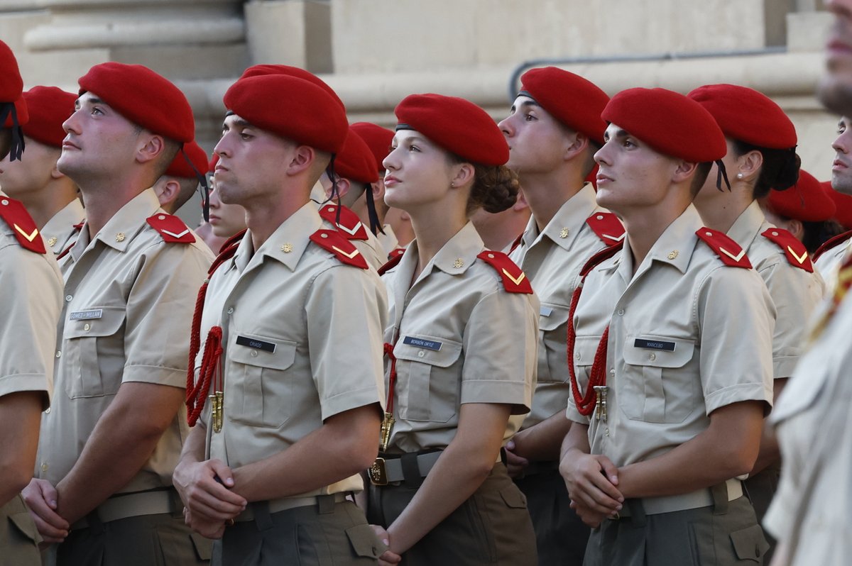 CasaReal's tweet photo. La Princesa de Asturias participa, junto al resto de cadetes de la Academia General Militar de Zaragoza, en la tradicional ofrenda a la Virgen del Pilar el día anterior a la jura de bandera.

➡️https://t.co/3ZOYW4OtBb https://t.co/O7nxPymZEQ
