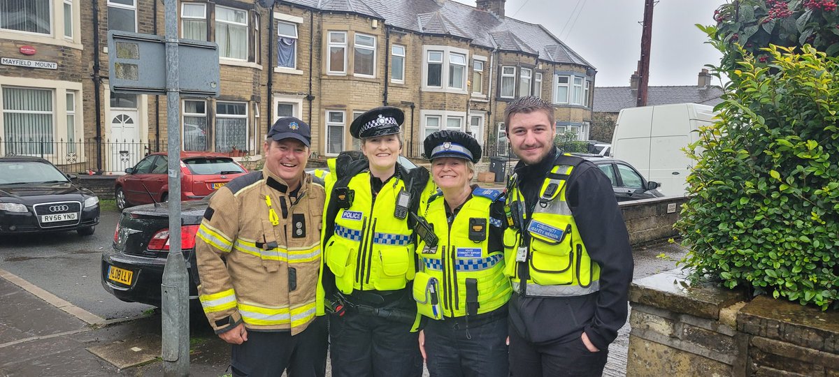CSW's 309 &amp; 337 partnership working with <a href="/WYP_Halifax/">West Yorkshire Police - Halifax</a> <a href="/WYFRS/">West Yorkshire Fire and Rescue Service</a> <a href="/Calderdale/">Calderdale Council</a> and <a href="/HollyLynch5/">Holly Lynch</a> in the Parkinson Lane area addressing  concerns around Bonfire Night and fire safety concerns. Some really good engagement from locals. Further engagement planned over next few weeks.
