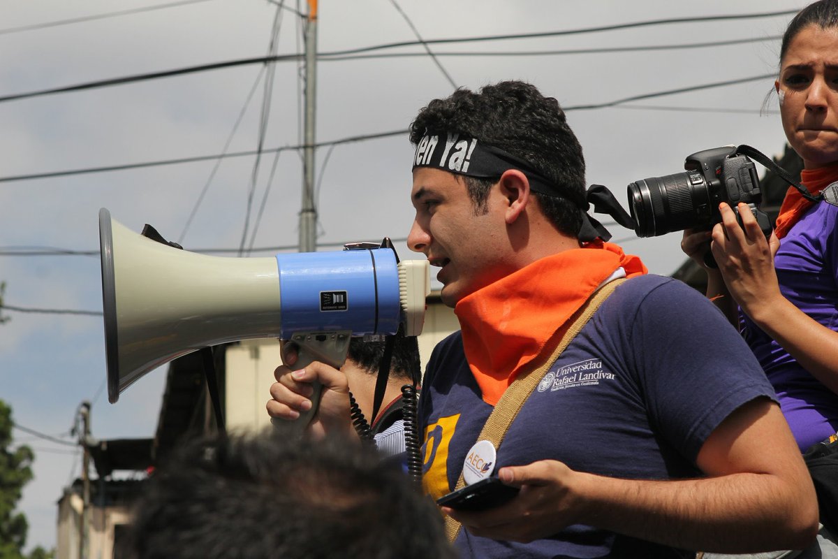 jovannagarcon's tweet photo. El diputado @samuel_pz del Movimiento Semilla 🌱 es parte hoy de la marcha de Landívar y Del Valle por la democracia. 💥🤚🏼🗣️

Samuel Pérez es parte de los jóvenes que en 2015, lideraron las protestas en la misma universidad para exigir la renuncia del expresidente Otto Pérez Molina; de donde nació el movimiento @landivarianos.