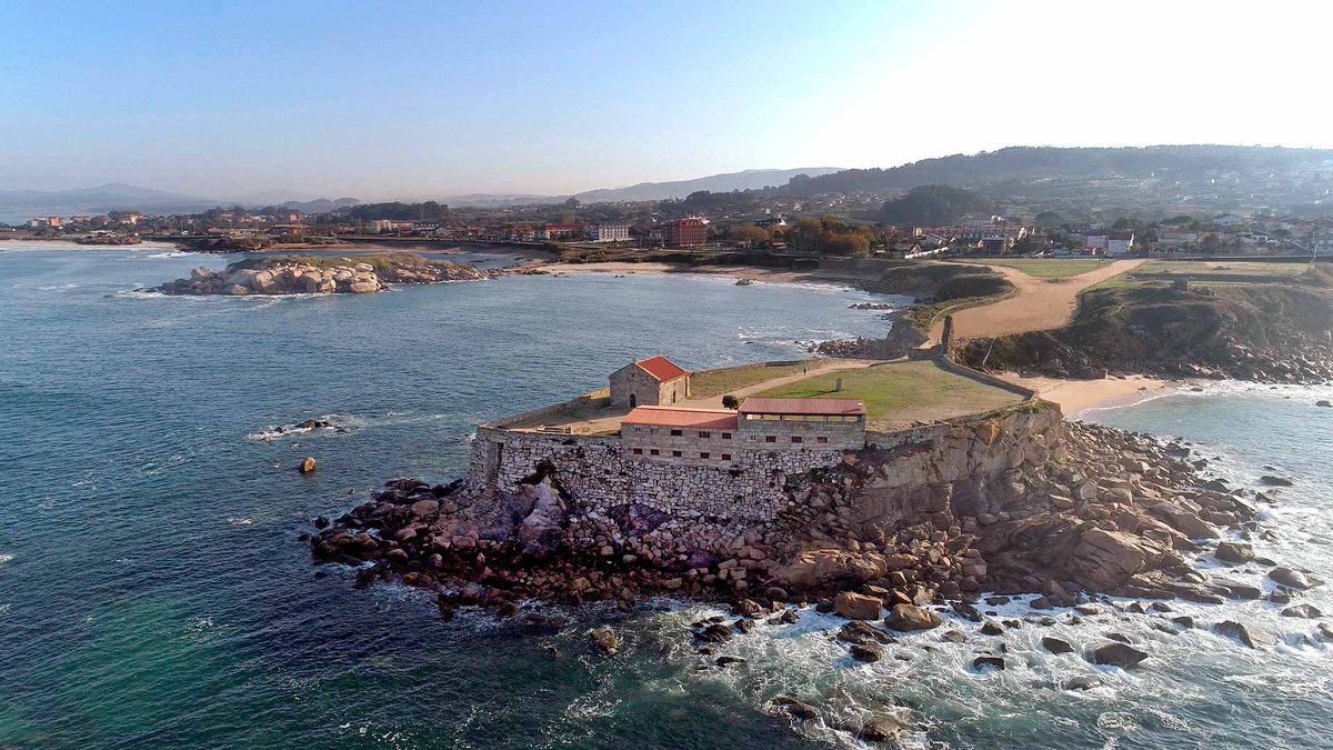 magago's tweet photo. Na costa occidental hai dous portos simbólicos de chegada e de partida da vida. 
Ao norte, Santo André de Teixido recibe as almas antes de partir ao Océano. Ao sur, o mar trae á Nosa Señora da Lanzada novas vidas para este mundo. 
Vas ver comigo algo emocionante da Lanzada. https://t.co/HyhOLmFoJm