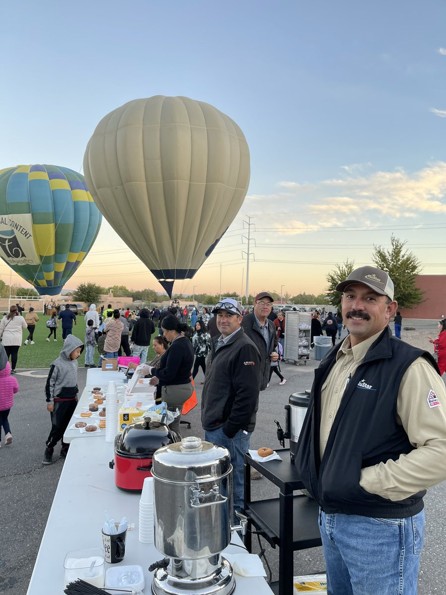 MountainViewAPS's tweet photo. We had a balloon-tastic morning! Thank you @NuStarEnergyLP for your continued support! https://t.co/BpGzfBFGJd