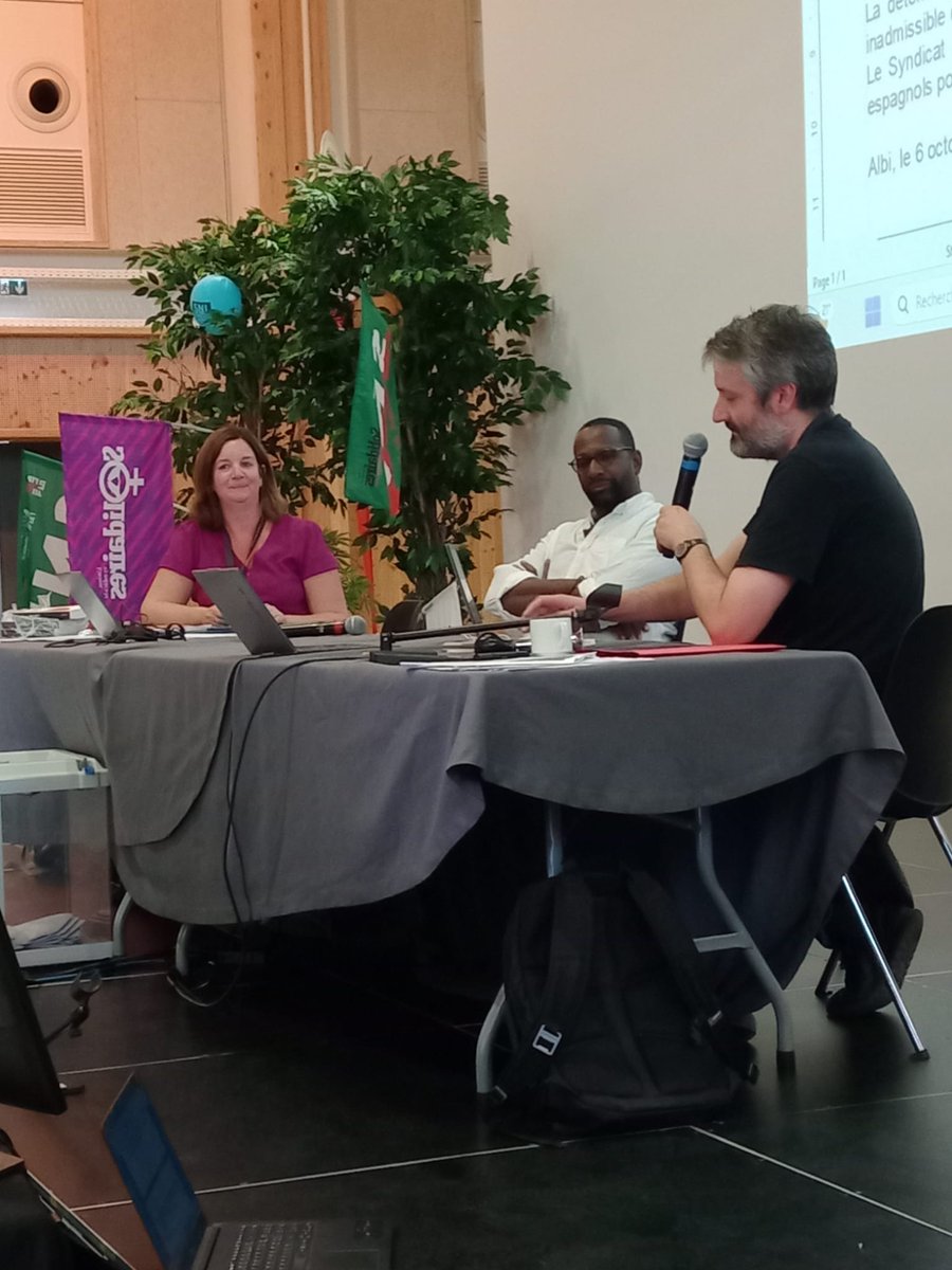 SNJ_national's tweet photo. Olivier Dubois accueilli par une standing ovation au congrès national du SNJ ce vendredi 6 octobre à Albi. On a refait la photo du congrès de Lyon (sans lui) mais cette fois avec lui ! Notre adhérent a été libéré il y a 6 mois après deux ans de détention au Mali 
✊️✊️✊️ https://t.co/s7UySevqqP
