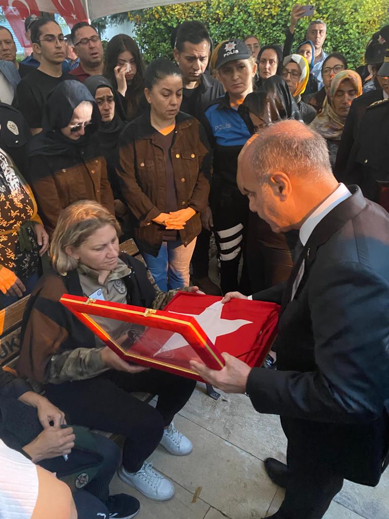 mehmetaktas023's tweet photo. Fırat Kalkanı Harekatı Bölgesinde, BTÖ mensuplarınca yapılan hain saldırıda şehit olan Kahraman Polisimiz Hüseyin Şimşek'i son yolculuğuna uğurladık.
Ruhu şad, mekanı cennet olsun.Kahraman şehidimizin ailesinin, Aziz Milletimizin ve Emniyet Teşkilatımızın başı sağ olsun🇹🇷
📍İzmir https://t.co/mS1FSp6yxk