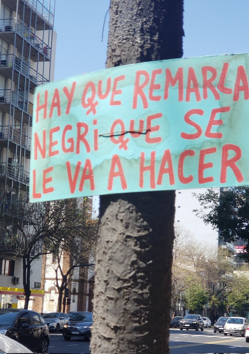 Estaba caminando todo depresivo por la calle y vi este cartel