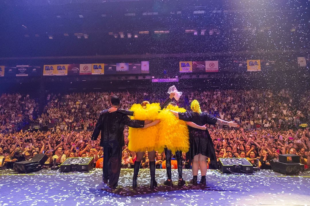 HOTEL MIRANDA! #Día2 en el <a href="/stadiumlunapark/">Luna Park</a> ❤️
¡Qué hermosas noches estamos viviendo! 
Gracias <a href="/CristianCastro/">Cristian Castro</a>, Juan Ingaramos y <a href="/emmahorvilleur1/">Emmanuel Horvilleur</a> por ser parte de esta locura 🎉