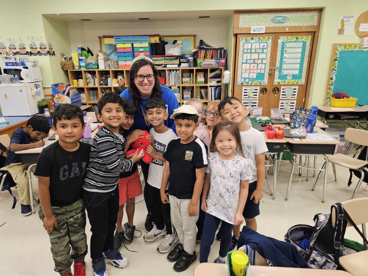 Meet our AMAZING counselors…Ms. Mirable and <a href="/DrS_schoolpsy/">DrS</a> 🐙 Thank you for reading Rainbow 🐠 to our class! We always know where to find you! 🩵