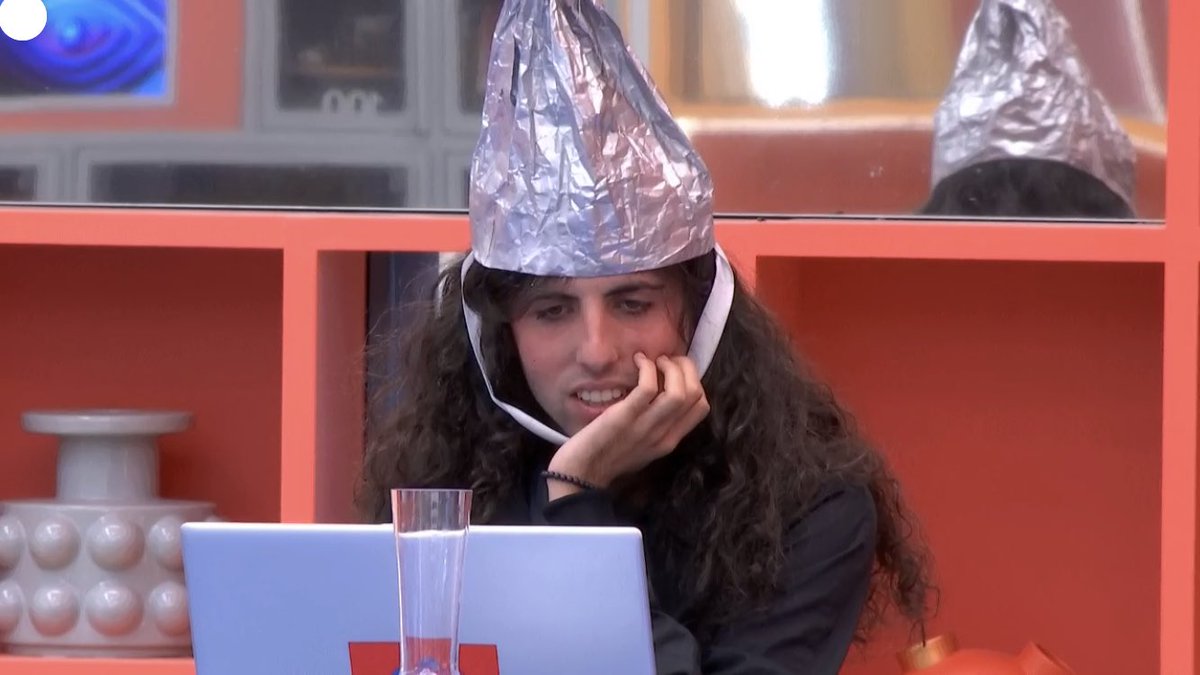 adarauva's tweet image. Emma García echándose la mechas en la peluquería.

 #GHVIP60