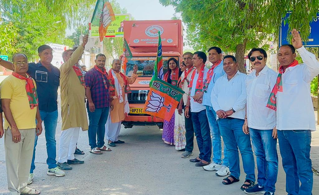 NOOPURMALAV's tweet photo. संकल्प परिवर्तन यात्रा रथ को आज जिला मुख्यालय से बूंदी विधानसभा  के लिये रवाना किया। इस अवसर पर सभी से सुझाव पत्र भरवा कर सुझाव पेटी मैं डलवाया गया ।
@cpjoshiBJP @ArunSinghbjp @narendramodi @Rakshabhanda3Dr @ombirlakota @chshekharbjp @DrSatishPoonia @hlnagar @DamodarAgarwalB https://t.co/mtf8jQKlo0