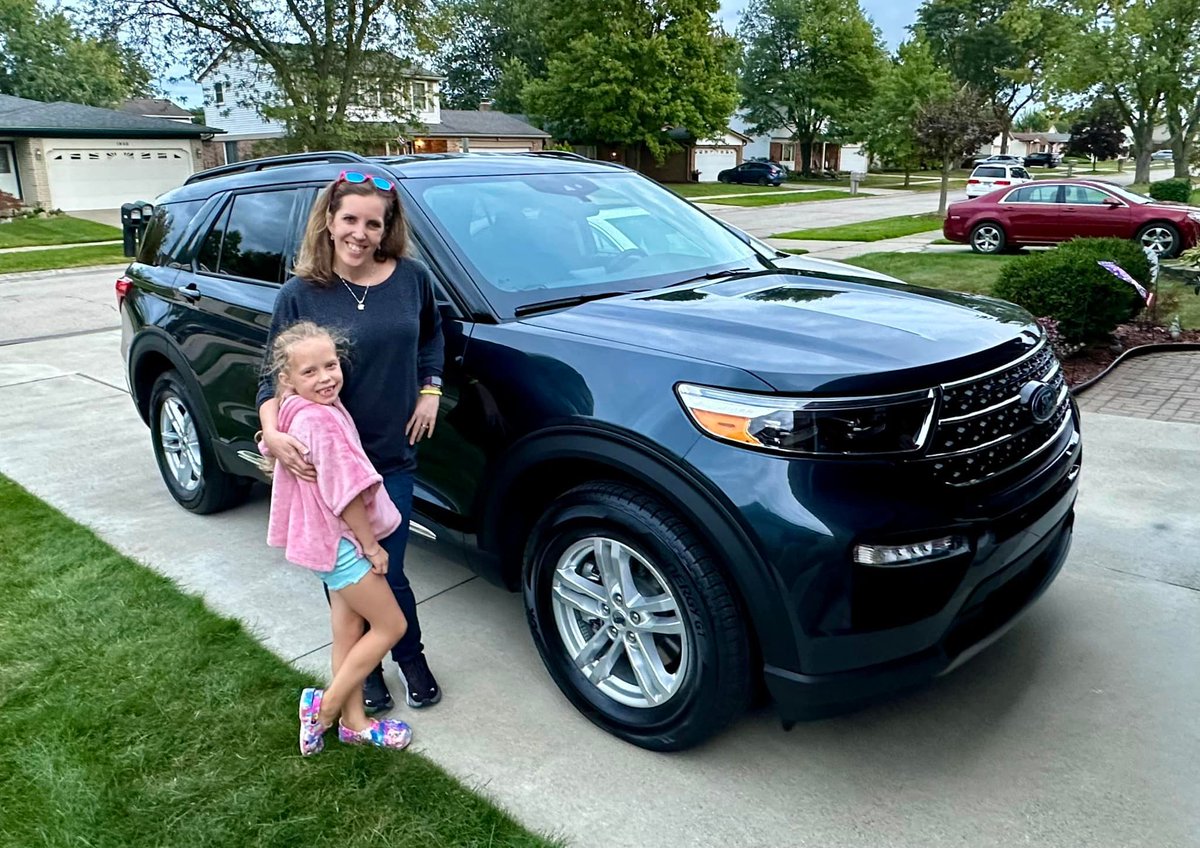 BillBrownFord's tweet image. Congratulations to #BillBrownFord customer, Angela, on her new home-delivered #2023Explorer lease from #SalesConsultant, Chris Baxter! 

&quot;Angela was coming out of a previous #ExplorerSUV lease, and I got her over $9,000 in rebates!&quot; -Chris Baxter.