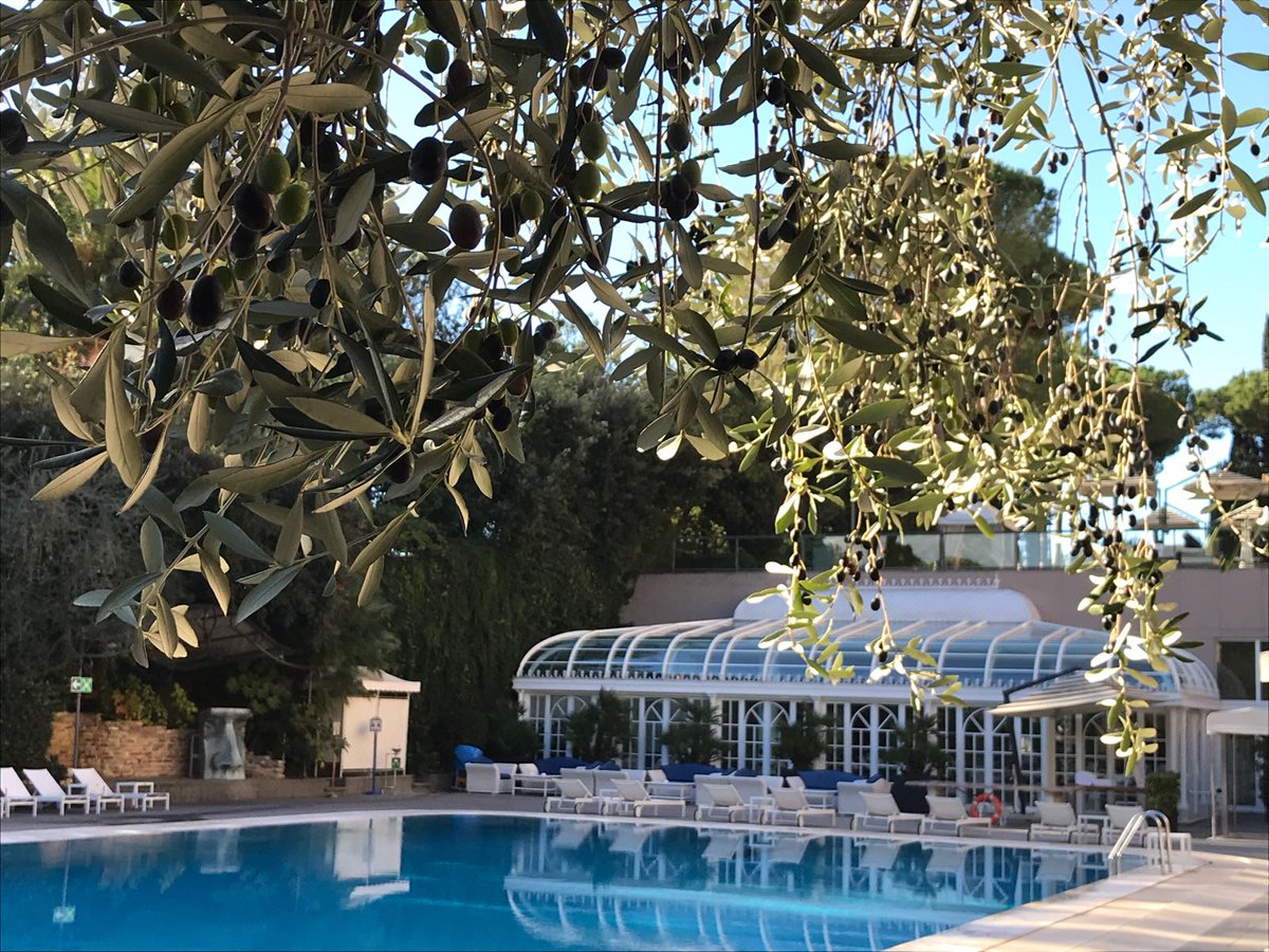 🌞 Don't let the calendar fool you; the warm embrace of Rome's lingering summer is still here, waiting for you to dive in and make the most of this idyllic change of season. 🏊‍♂️✨ Indulge, relax, and cherish the warmth while it lasts. Your poolside haven awaits. 🌅💦