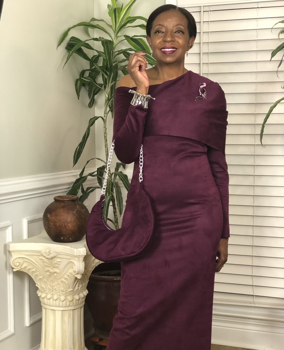 MinervaFabrics's tweet image. Looking for some new styles to try in the Vogue 50% off sale?
@gwensewingrx chose the Vogue 1906 pullover-style column dress for this make using our Suede Scuba fabric and we are in love. 

Find out more at minerva.com/posts/1181583

#SewYourWardrobe #Dressmaker #V1906 #M8272