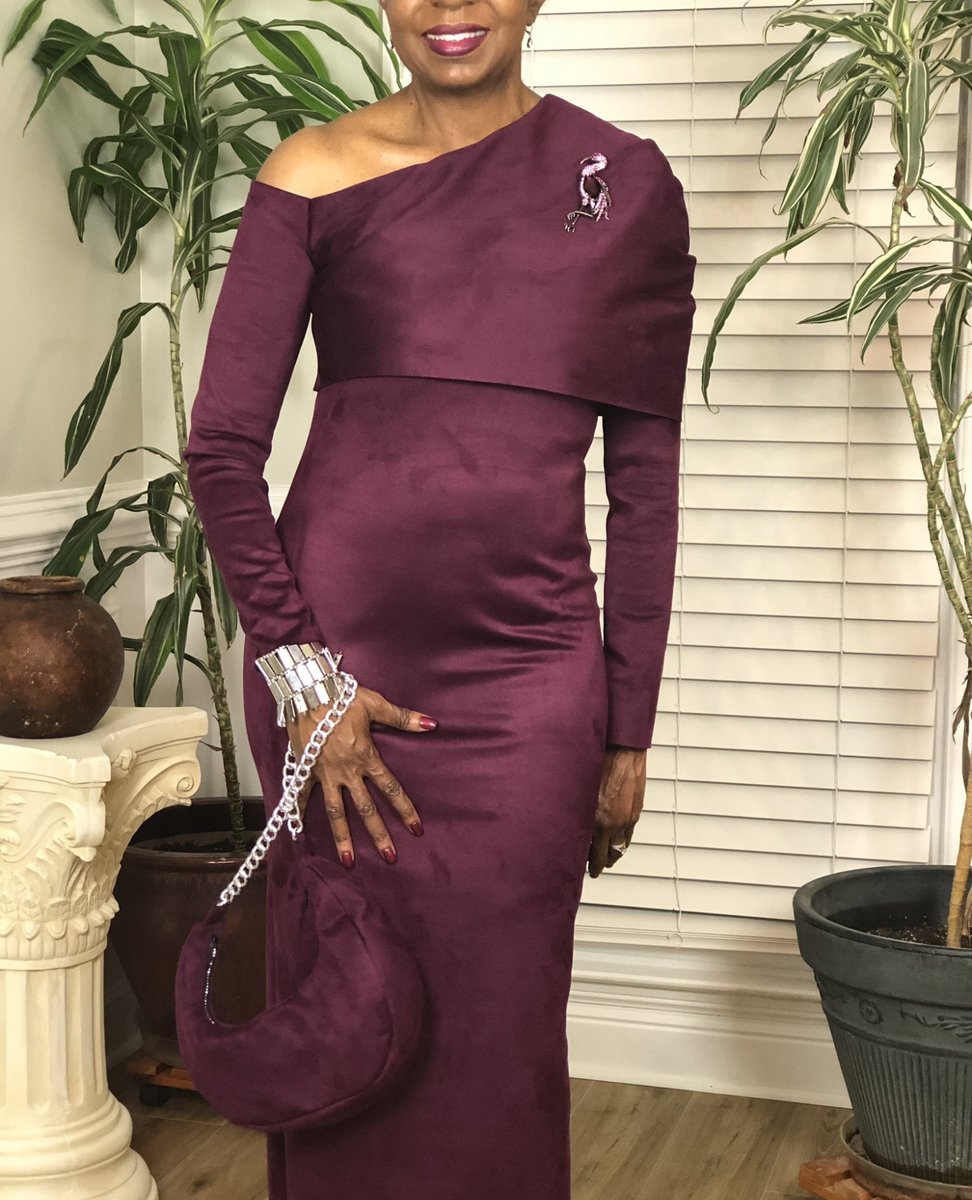 MinervaFabrics's tweet image. Looking for some new styles to try in the Vogue 50% off sale?
@gwensewingrx chose the Vogue 1906 pullover-style column dress for this make using our Suede Scuba fabric and we are in love. 

Find out more at minerva.com/posts/1181583

#SewYourWardrobe #Dressmaker #V1906 #M8272