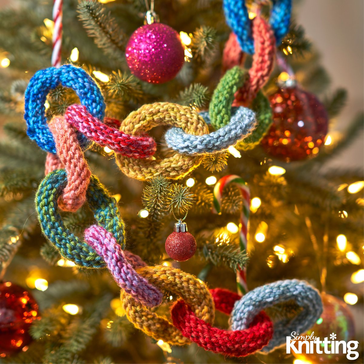 KICK START A CHAIN REACTION WITH OUR FESTIVE PAPER CHAINS!
(From issue 243, on sale now via this link buff.ly/3P5JzlR ) 

Love a simple knit to whizz through in front of all the telly? We love turning everyday things into knits, and these paper chains are no exception!