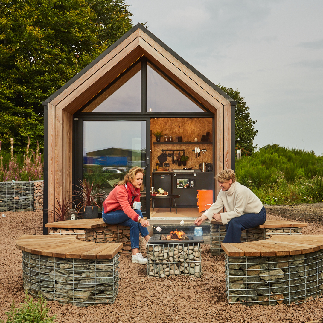 JMLGardenRooms's tweet image. It’s perfect weather for firing up the fire pit and toasting some marshmallows. The JML Bothy is available to view at our head office in Aberuthven. Get in touch to arrange your visit. #bothylife #glampingpods #glampinglife #firepit #gabions