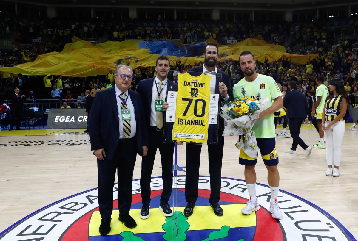 FBBasketbol's tweet photo. Her şey için teşekkürler @GigiDatome! 💛💙

#YellowLegacy https://t.co/BlNaDSITbc
