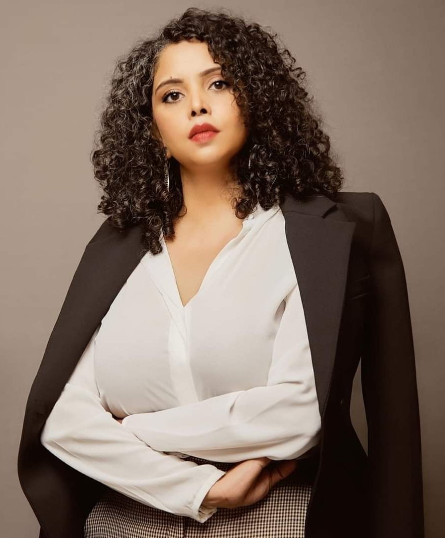 Two Muslim women different goals and achievements 

Pic 1: Nerges Mohammadi, an Iranian activist. She fought against oppression of Muslim women, Hijab, niqab etc and won Nobel prize.

Pic 2: Rana Ayyub, alleged journalist. She fought for right to Hijab and Burqa in Indian schools