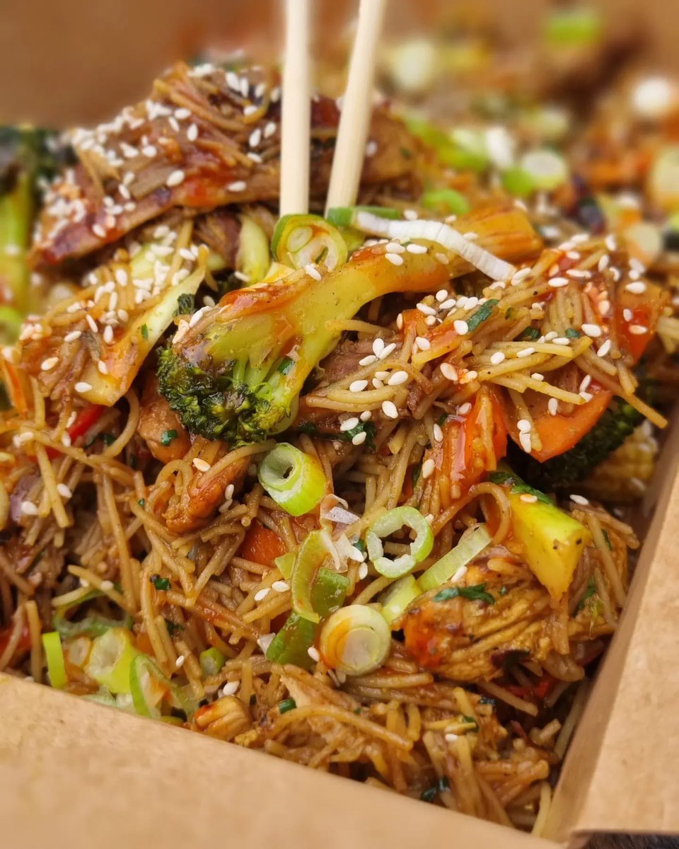 DevaTapChester's tweet photo. 📣 SINGAPORE HOTBOX📣 

THE HOTBOX IS BACK WITH A TWIST FOR ONE OUR WEEKEND SPECIALS 

#hotbox 
#singaporefood 
#devatapfood 
#weekendspecial 
#weekendvibes 
#chesterbars 
#chesterfoodie 
#chester 
#chesterfoodanddrink 
#chestereats 
#chesterfood 
#craftalebar https://t.co/jF61qUK42Q