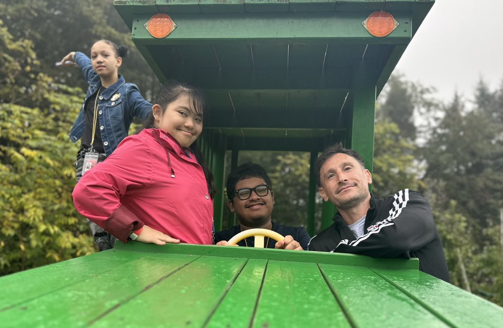 PerryWhs's tweet photo. @WeehawkenTSD students (& teachers) had a great fall day at #demarestfarms apple-picking & being with some amazing animals!!! @RobFerullo4 @StefanieCirill1 @FAmato53 @MsGebbia @Coach_Campi @bcalligy @MrsCullinane @WHSVGSoccerPage https://t.co/mNEef7cTdl