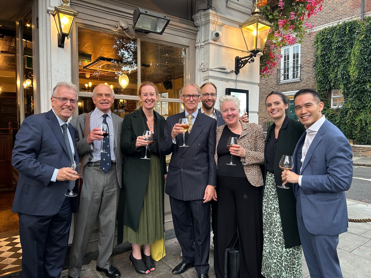 Fantastic talks this afternoon #ESGURS @RSMUrology  looking at Andrology & recon… joined by fabulous #ChristopherWoodhouse #HughWhitfield #DavidRalph @TamsinGreenwel1 #HelenaGresty @donwglee @GunterDeWin reminiscing on urology firms
