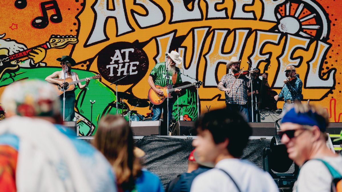 Repping the VERDE & Black and opening @aclfestival for the 21st year straight, it's Ray Benson & @AATW1970! 🌳