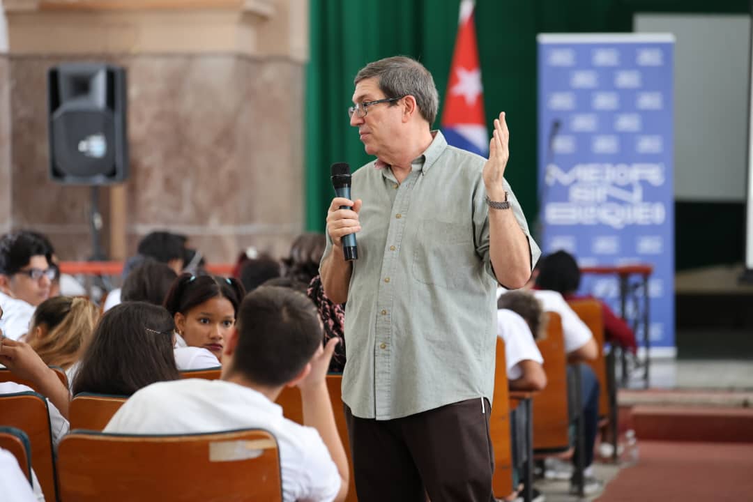 Documentos oficiales de EEUU describen con claridad que el propósito de aplicar sanciones económicas a #Cuba ha sido siempre privar al país de dinero y suministros, reducir recursos financieros y salarios reales, provocar hambre, desesperación y el derrocamiento del Gobierno.