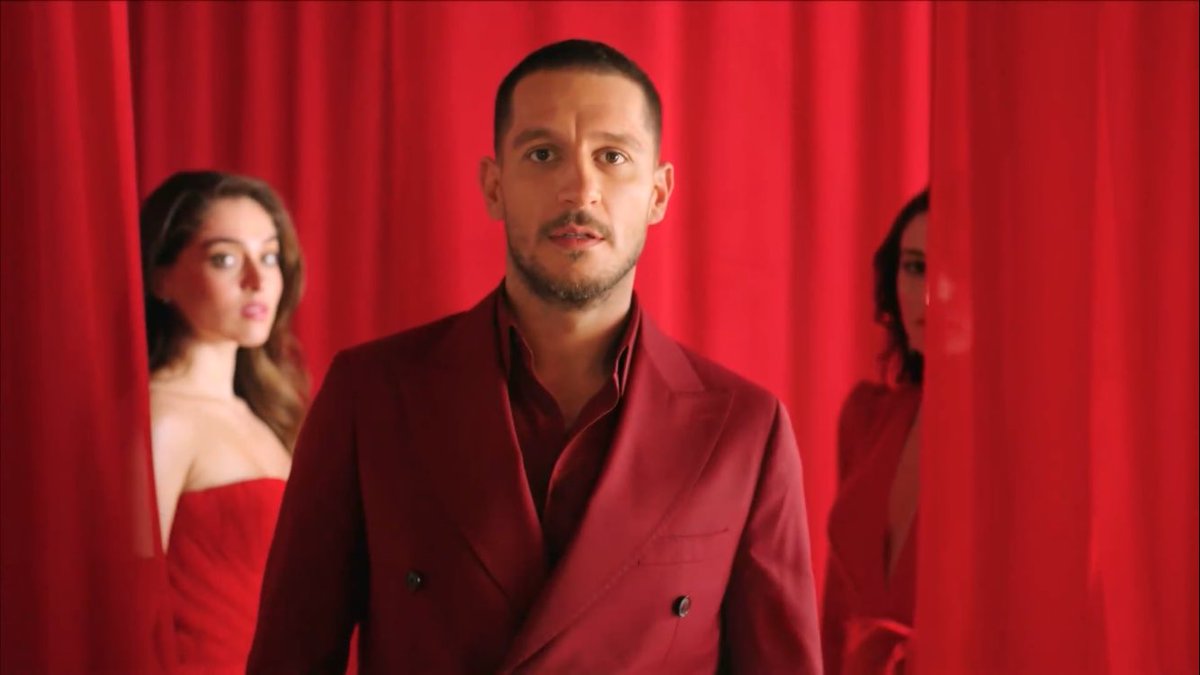 Neden bir rengin yani kırmızının bu kadar yoğun olduğu bir tanıtım hazırlanmış merak ettim gerçekten. Şahsen ben rahatsız oldum bu kadar renk yoğunluğundan. Siz nasıl buldunuz tanıtımı?

#SaklaBeni