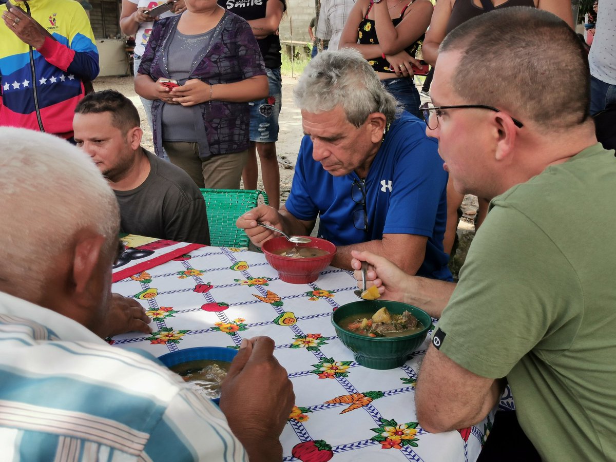 #Ahora | Vicepresidente para las #Comunas y enlace político por #Barinas, Jorge Arreaza @jaarreaza, comparte un sabroso sancocho comunitario, con la comunidad del sector Los Samanes, #Barinas, de la parroquia RB. #6Oct #PsuvBarinas #DefendamosLoNuestro