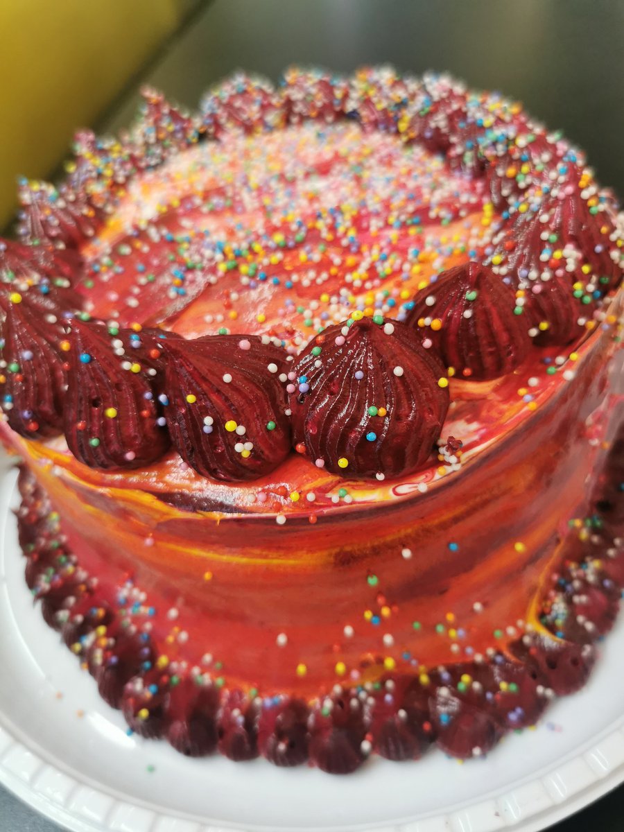 LilileGonzalez's tweet photo. Torta #guei #arcoiris SIN LÁCTEOS lista 🎉
Recibí los colorantes reforzados c/ componentes guei y usé esos 🤭 Después pasé la torta x el #GUEITÓMETRO y el resultado fue HIGHLY GAY 🤣
Entra a refrigeración.
Mañana sigo c/ la otra CON LÁCTEOS + guei todavía 🤣
Sorteo a la tarde! https://t.co/bym2uB7HLf