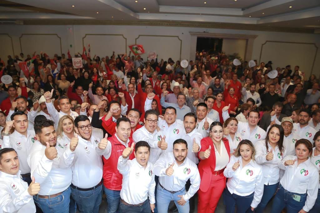 mxmunicipaldgo's tweet photo. ¡Hoy inicia un nuevo tiempo para el Movimiento Territorial!🇲🇽

Muchas felicidades a las y los dirigentes que el día de ayer rindieron protesta, les deseamos el mejor de los éxitos. 🤞🏼 https://t.co/dX6qIsTCBu