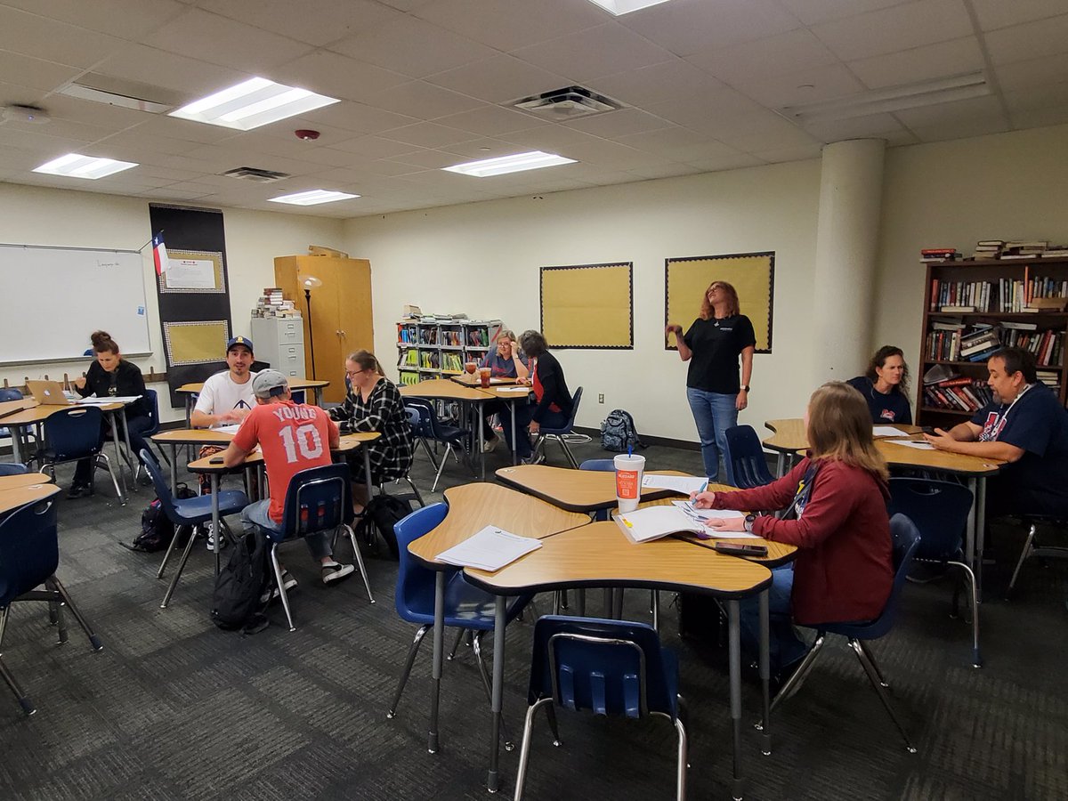 MISDAdvancedGT's tweet photo. Carrie Dewey discussing executive functioning support and perfectionism in our Secondary Advanced learners. #WeareMcKinney #MISDAA #misdignite https://t.co/q6zS76KrUs
