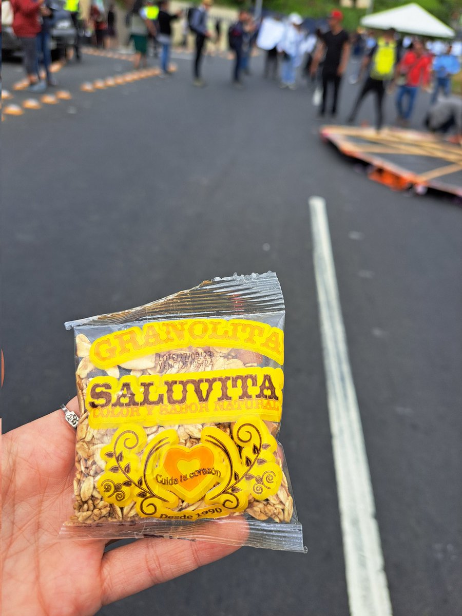 Mariajose_Esp's tweet photo. La empresa Saluvita originaria de Sumpango, está apoyando el #ParoNacional repartiendo bolsitas de granola para quienes están en el km 45.5 de Sacatepéquez https://t.co/HOlIb6I89G