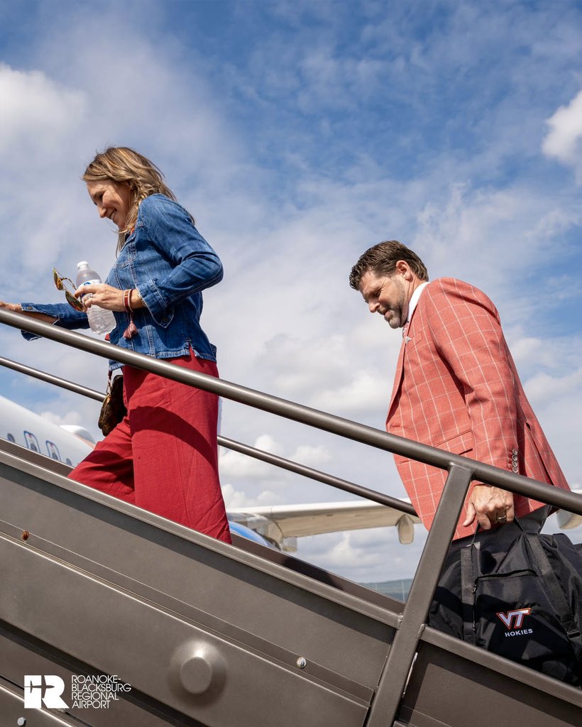 HokiesFB's tweet photo. Heading South 🛫

#ThisIsHome | @flyROA https://t.co/CYgUZ7RZcE