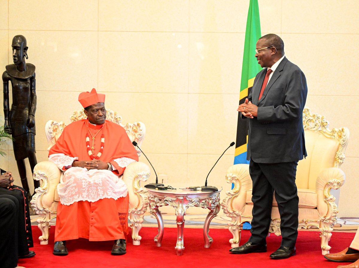 IAMartin_'s tweet photo. MaCCM na unafiki ni damu moja. Protase Cardinal Rugambwa amepokelewa na watawala wakimsujudia wakati alipoketi Kigamboni na maaskofu wenzake wa Baraza la Maaskofu Katoliki Tanzania na kutoka na TAMKO la kupinga mkataba wa kuuza bandari MaCCM walisema asichanganye dini na siasa https://t.co/9hK9g19cWr