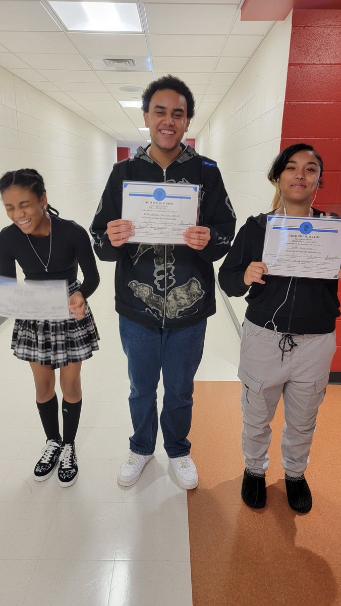 JanSchweizer324's tweet photo. Congrats to these amazing @Evolve_Durfee student award winners! #corevalues #studentoftheweek #DoingHSdifferently @frps_durfee @BarrFdn @springpointEDU @FRPSsupt https://t.co/KMRxuEKdKv