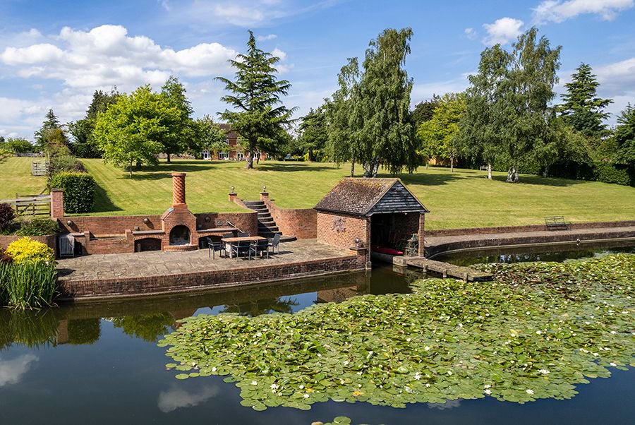 UniqueLGetaways's tweet photo. Looking for the perfect luxury venue to celebrate with family and friends? This beautiful lakeside property close to the Malvern Hills is one of our favourites.

#travelling #travel #photography #beautiful #malvern
#celebration #party https://t.co/jlboKUmdan