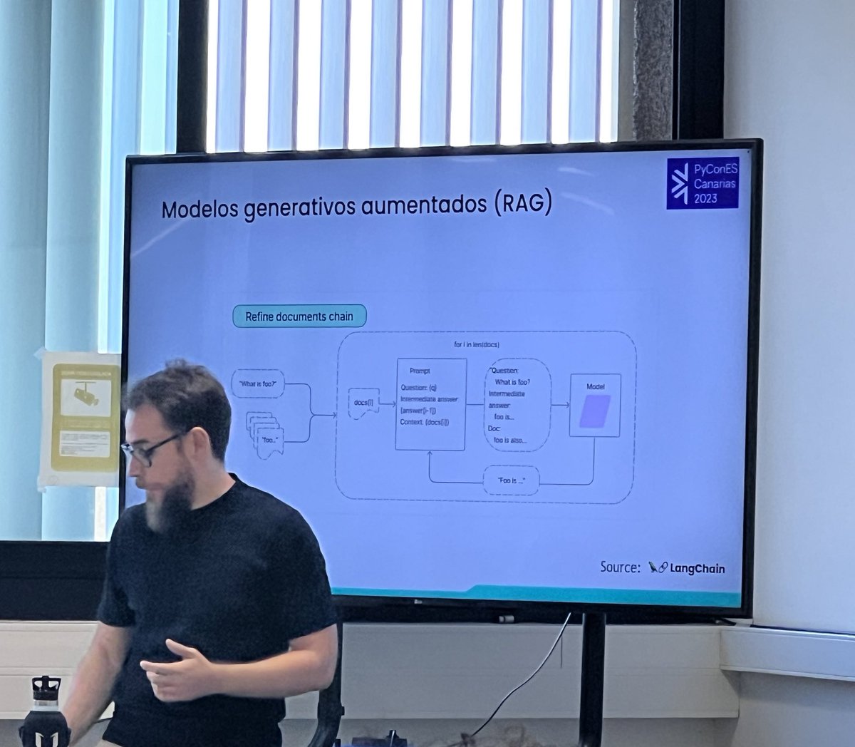 Cuando creías que un #LLM era listo pues <a href="/JacintoArias/">Jacinto Arias</a> nos habla de los #RAG que los hace más listo y autónomos 
#PyConEs23