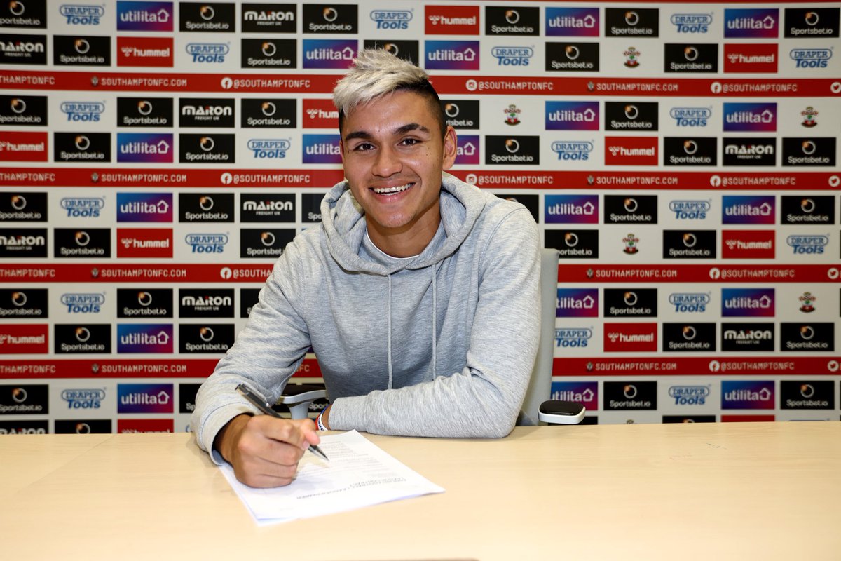 FabrizioRomano's tweet photo. ⚪️🔴🇦🇷 Charly Alcaraz has signed a further one-year extension valid until June 2028 at Southampton.

There was interest from Portuguese top clubs last summer but Alcaraz decided to stay. https://t.co/PBUIK6sASi
