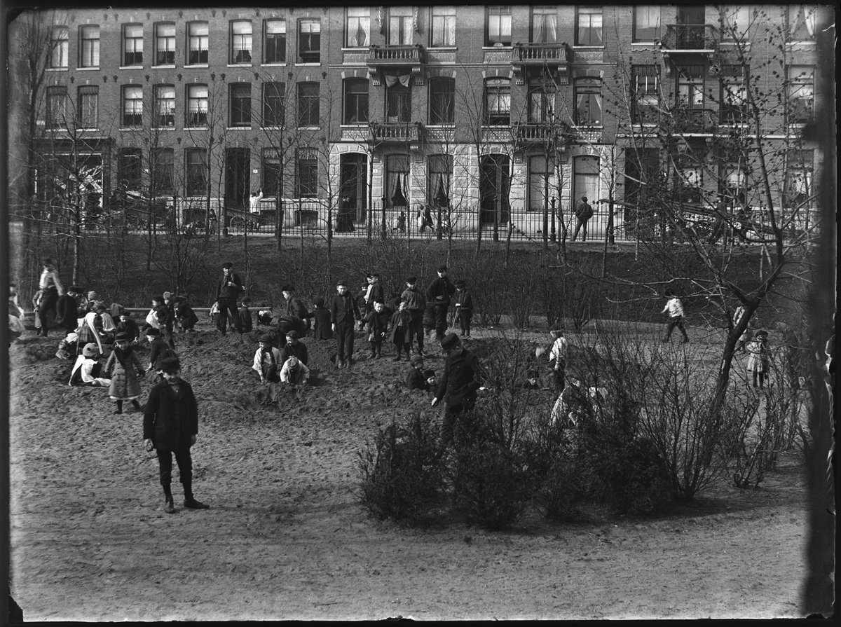 JacobOlie's tweet photo. Foto voor vandaag: Sarphatipark (1894). De huizen staan aan de noordkant van het park; links is de hoek met de Eerste van der Helststraat. Via https://t.co/h7QiU6vE9F https://t.co/y5JJWgwFDz