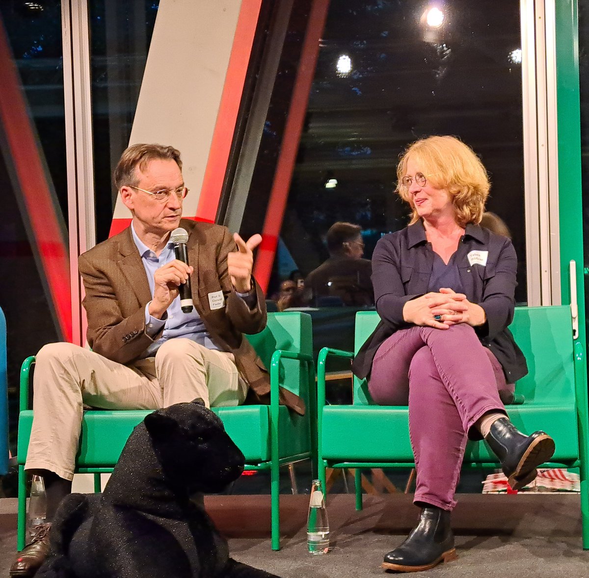 "Die Rahmenbedingungen für #Journalismus müssen so sein, dass keine Wettbewerbsverzerrung entsteht", betont Prof. Dr. Christoph Fiedler beim #Vocer-Festival." Die Politik muss dafür sorgen, dass gute Bedingungen für alle #Medien erhalten bleiben."
<a href="/VoiceOfVocer/">VOCER</a>
#MVFP #FreiePresse