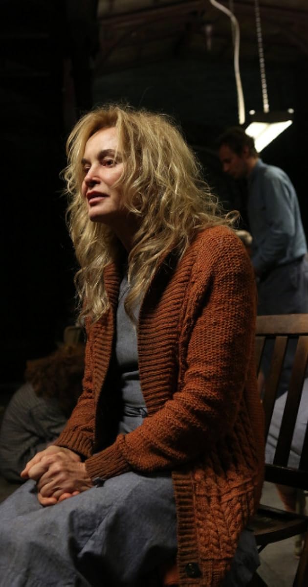 EncycloSeries's tweet image. Revu (pour la première fois plus de dix ans plus tard) : #AHSAsylum 

C'était toujours clair dans ma mémoire qu'il s'agissait de la saison d'#AHS qui survolait les autres. Ce que j'avais oublié en revanche,  c'est son épisode final qui m'a arraché une larme (encore).