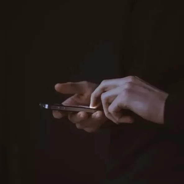 choquei's tweet photo. 🚨BRASIL: Adolescente se nega a dar senha do Instagram e é morto pela namorada. 

Segundo testemunhas, adolescente de 17 anos foi morto a facadas pela namorada em Olinda após se negar a passar senha do Instagram para ela. https://t.co/28xmgMeHVZ