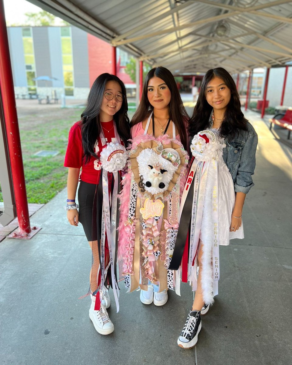 SBISD's tweet photo. Happy Homecoming, @MHShouston! Last week, students celebrated their annual homecoming festivities with theme days, a pep rally and football game. Go Mustangs! ❤️🤍

Photos 1 and 2 by Memorial High’s The Reata student Kyleigh Howeth https://t.co/MJgExXGfmk