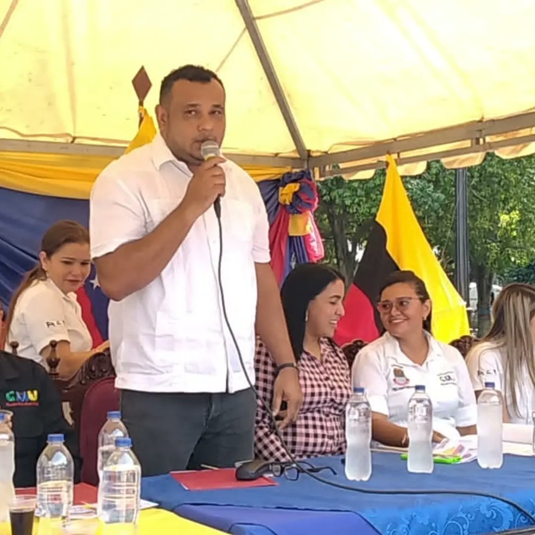 #05deOctubre
En la Plaza Bolívar del Municipio Pedro María Ureña se realizó una Sesión especial en defensa de nuestro territorio de Guayana y el esequibo por parte del Concejo Municipal y la Alcaldía Bolivariana.
<a href="/AlcaldeUreJhonC/">Jhon Carrillo</a>
<a href="/NicolasMaduro/">Nicolás Maduro</a>
<a href="/FreddyBernal/">Freddy Bernal</a>
#ElEsequiboEsNuestro
