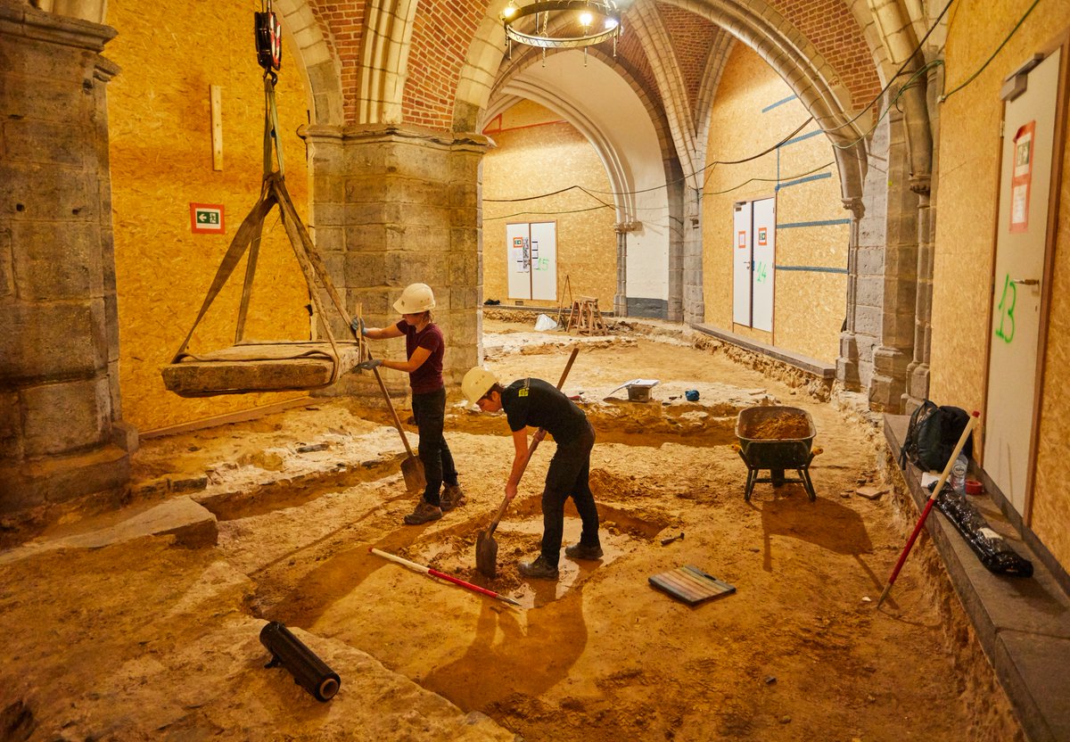 De jury geeft een Eervolle Vermelding aan Janiek De Gryse. Onder haar leiding werd de opgraving in de St-Baafskathedraal een voorbeeld van archeologisch onderzoek en publiekswerking. #onroerenderfgoedprijs2023 #vlaandereniserfgoed @RubenWillaert @Stadgent