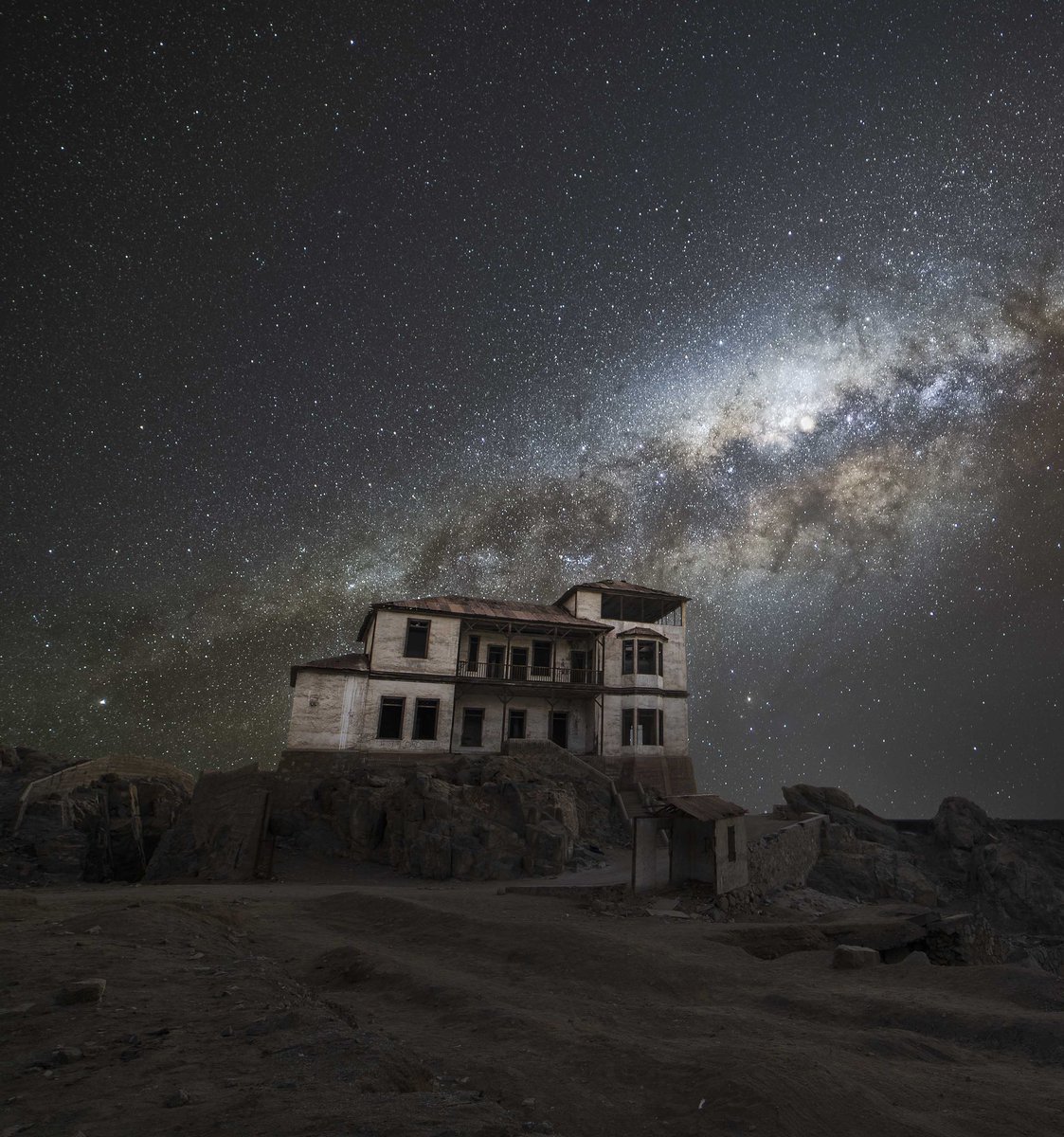 Ayer se promulgó el decreto de áreas astronómicas, que fortalece la protección de nuestros cielos. Estuvimos en la ceremonia, celebrando un hito que nació en Antofagasta y que logramos como comunidad nacional trabajando unida.
uantof.cl/prensa/promulg… (foto: Gatico, Pablo Fuentes)